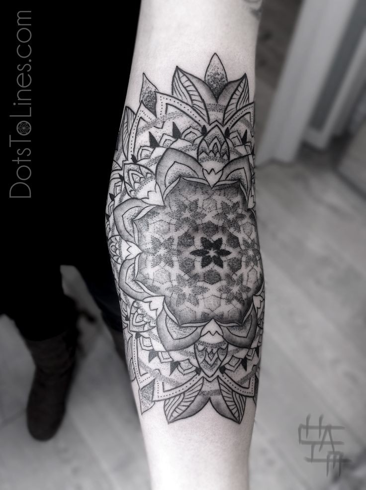 Tattoo mit geometrischem sakralem Muster am Unterarm