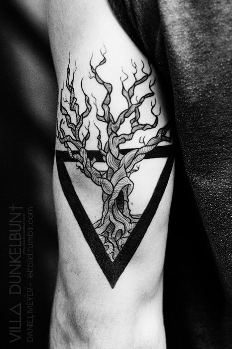 Tatuaje en el brazo,
árbol en el triángulo