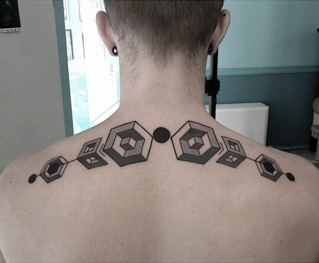 Tatuaje en la espalda alta, varias  figuras geométricas volumétricas