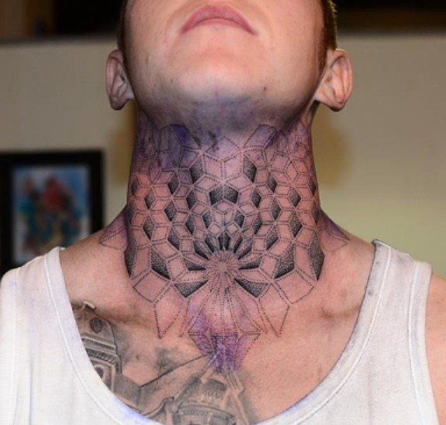 modelli geometrici tatuaggio su collo per ragazzi