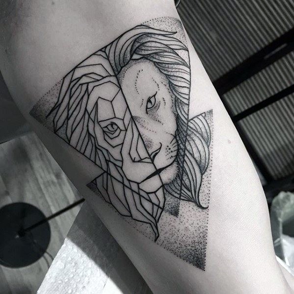 Tatuagem de braço de tinta preta de estilo geométrico de leão com triângulos