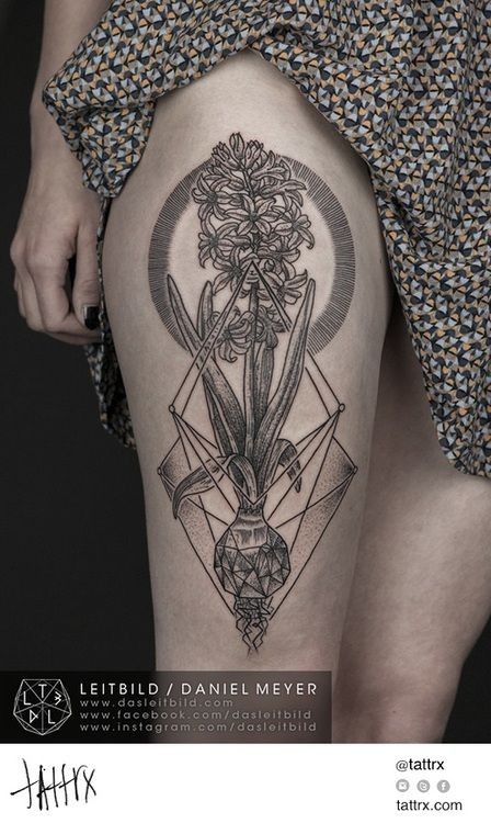 Tatuaje en el muslo,  flor exótica en un florero precioso