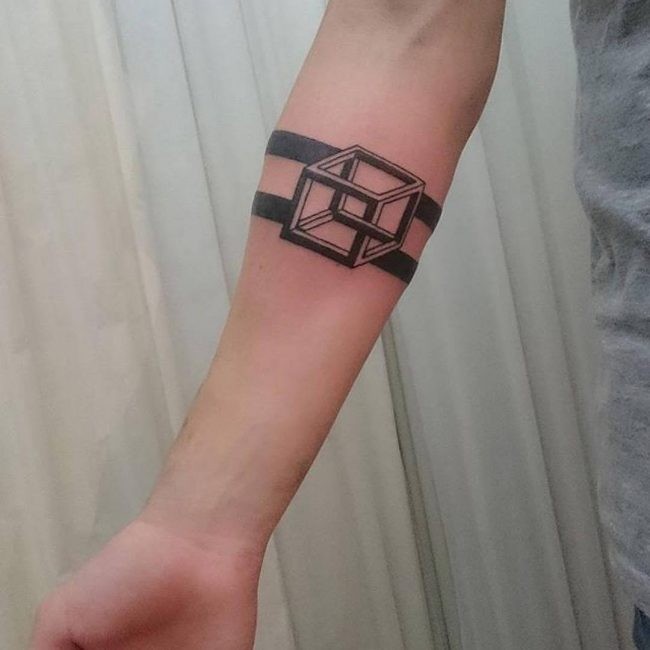 Estilo geométrico tinta preta antebraço tatuagem de cubo grande
