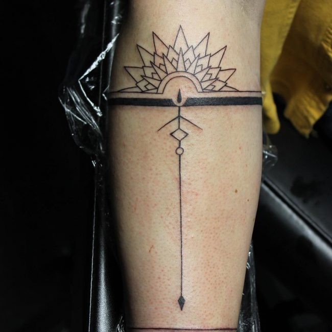 Tatuagem de tinta preta de estilo geométrico de ornamento estranho