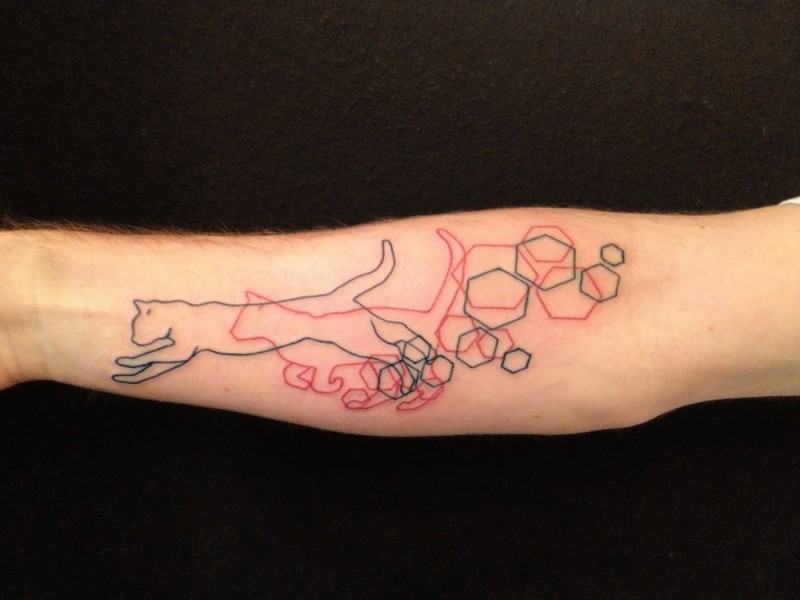 Tatuagem de antebraço colorido de estilo geométrico de gato correndo com estilo geométrico