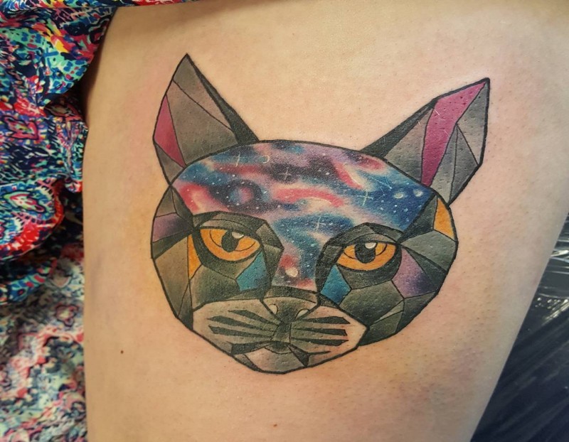 Tatuagem colorida geométrica do estilo do gato estilizado com estrelas