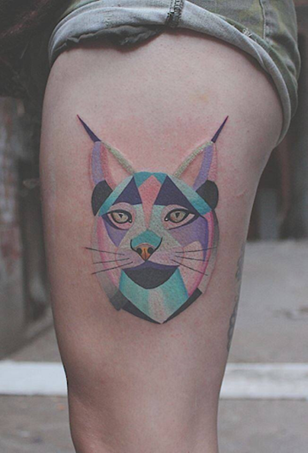 Tatuagem de coxa colorida estilo geométrico de gato selvagem