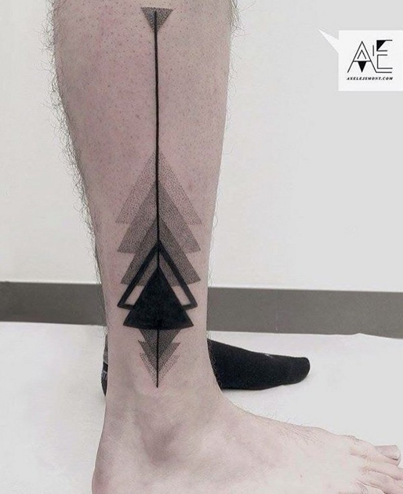 Tatuaje en la pierna, abstracción de triángulos, tintas gris y negra