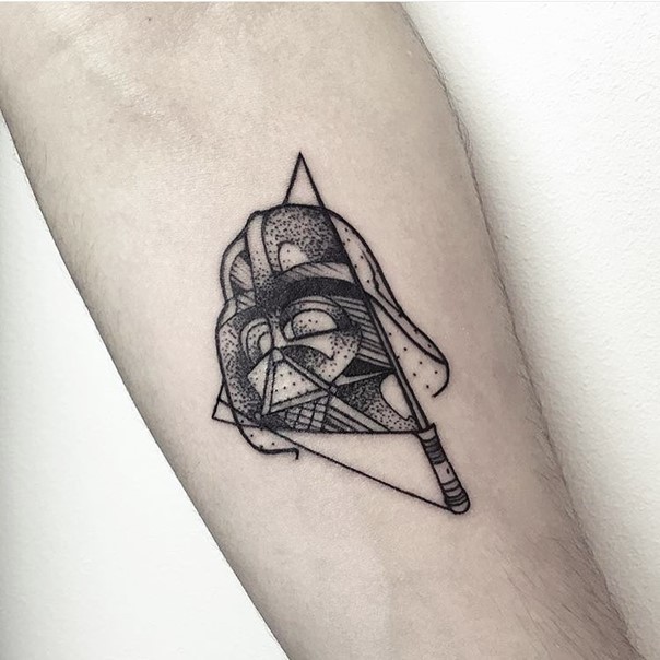 Tatuaje en el antebrazo, máscara pequeña de Darth Vader con sable de luz, colores negro blanco