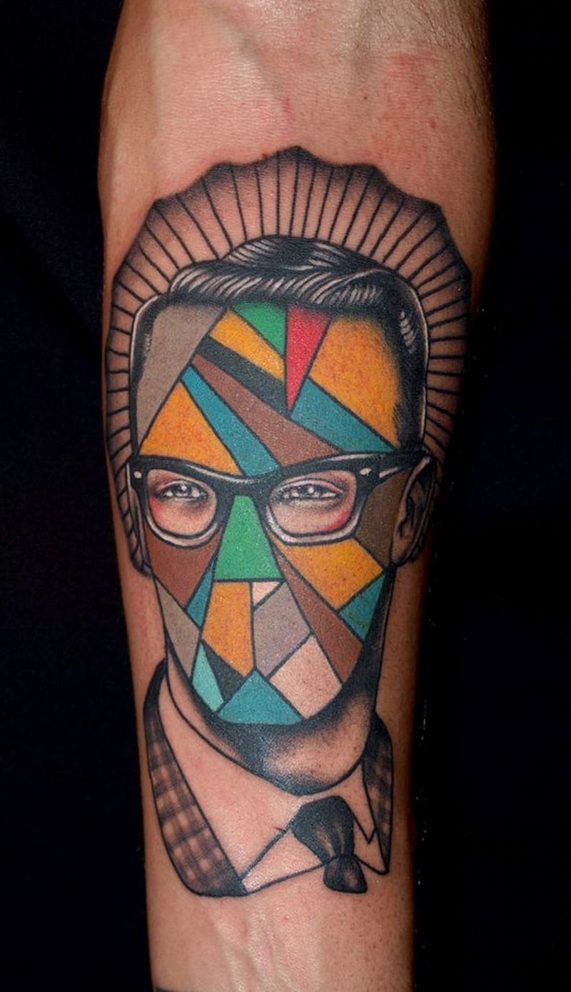 Tatuaje en el antebrazo,
retrato de un hombre sin cara en gafas, vintage