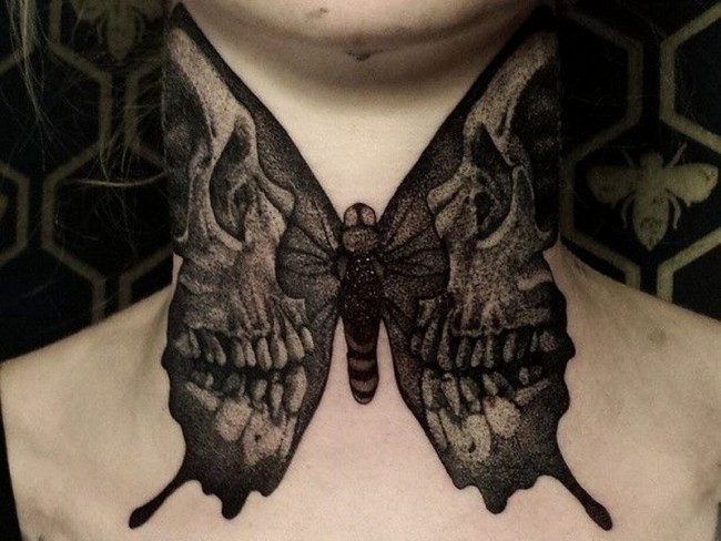 Riesenmotte mit Schädel auf den Flügeln Tattoo am Hals