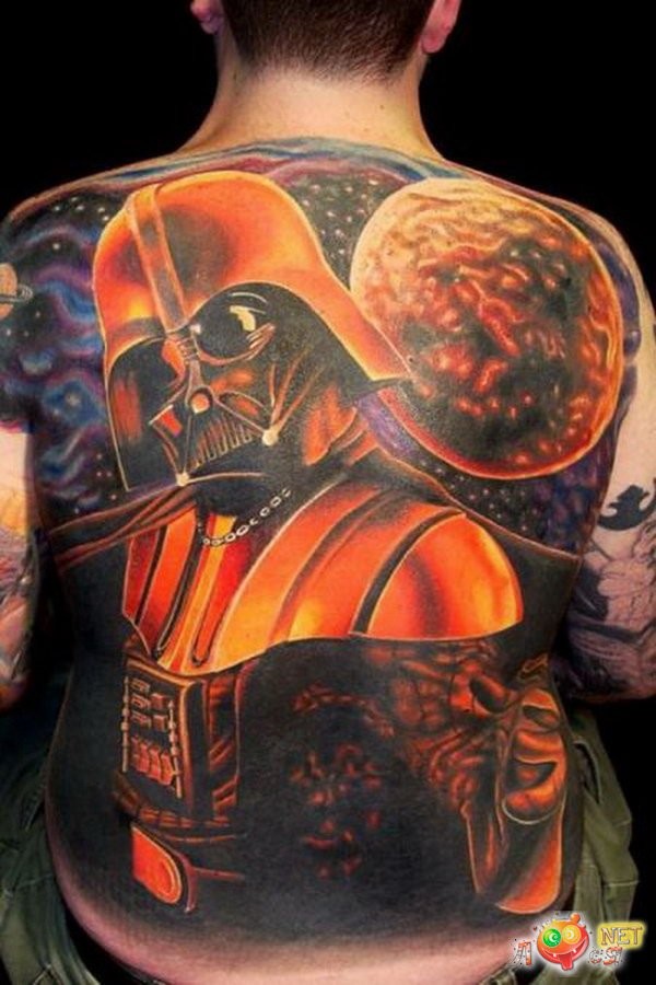 Riesiger auf ganzen Rücken bunter Darth Vader auf Galaxie Hintergrund unglaubliches Tattoo