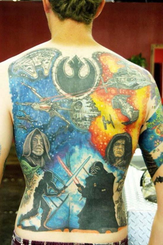 Tatuaje en la espalda, episodio con héroes y símbolos de  la guerra de las galaxias