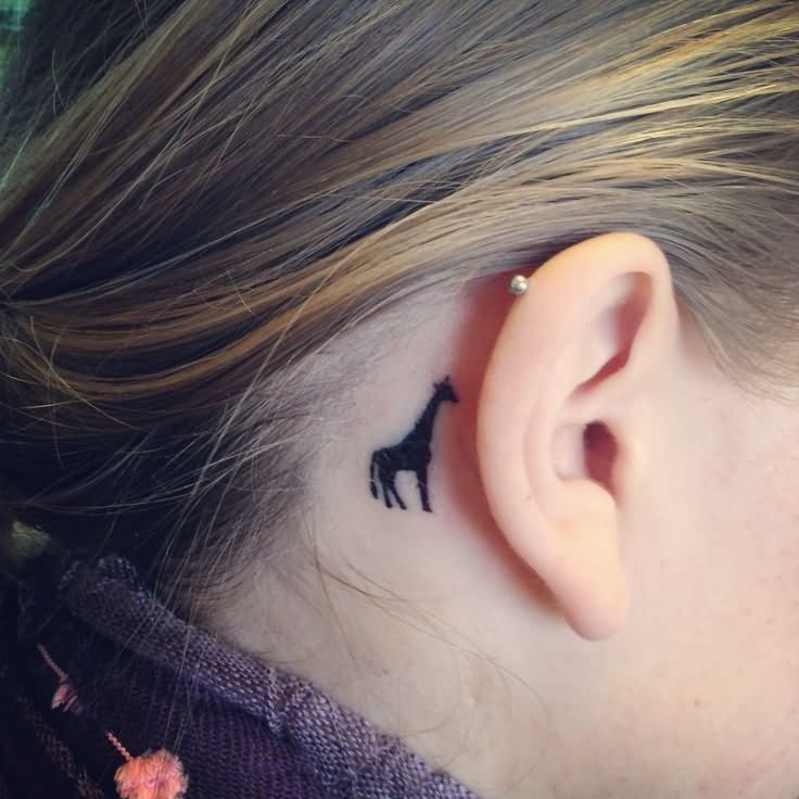 Tatuaje detrás de la oreja,
 jirafa negra simple