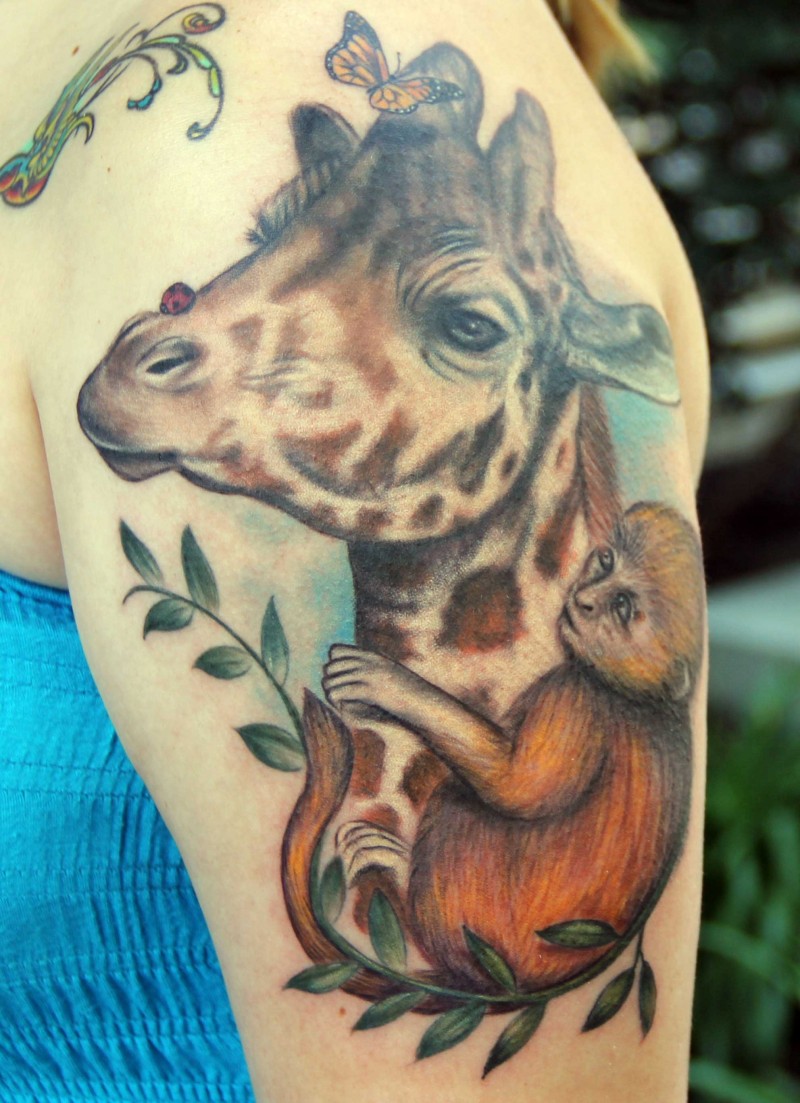 Tatuaje en el brazo, jirafa con mono hermosos