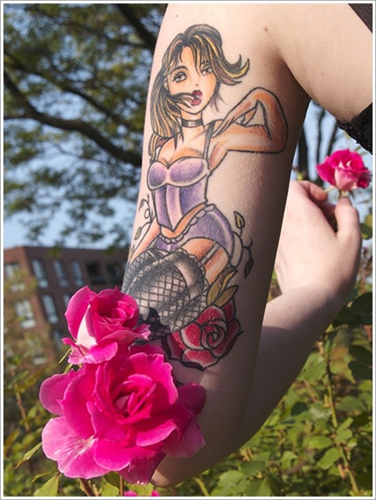 Tatuaje en el brazo,
chica atractiva en corsé