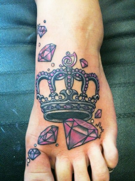 tatuaggio su piede di ragazza corona re e diamanti