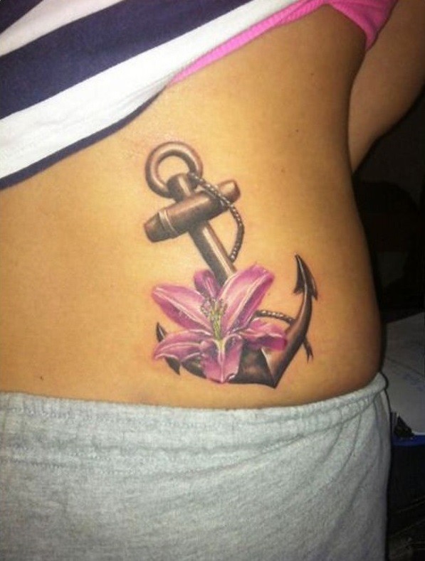 Traditionelles Tattoo mit hübscher Blume für Mädchen