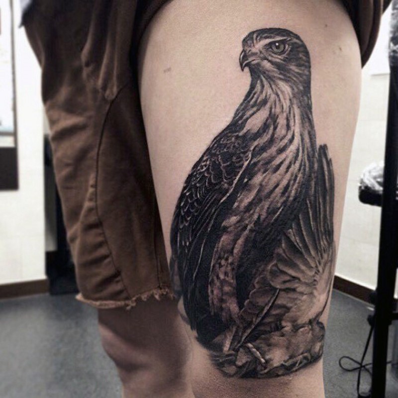 Glorreiches schwarzes detailliertes Oberschenkel Tattoo von Adler mit Feder