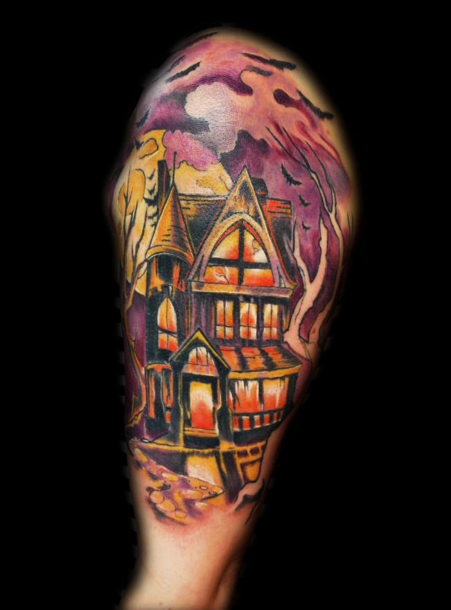 Tatuaje en el brazo, casa vieja siniestra estupenda de varios colores