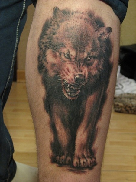 Tatuaje en la pierna, lobo con dientes afilados