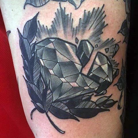 Tatuaje en la pierna, diamante gris roto con hojas