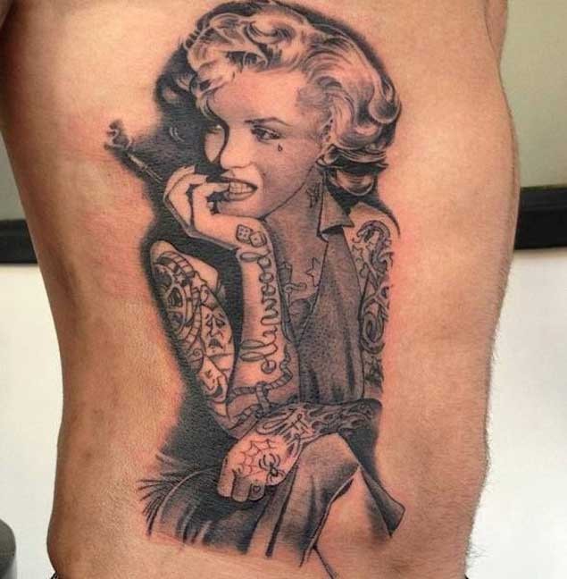 Tatuaje en el costado, 
Marilyn Monroe seductora fumando