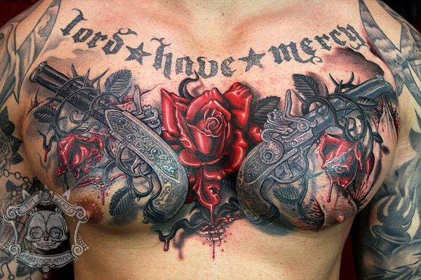 Herrliche präzis gemalte detaillierte antike Pistolen Tattoo an der Brust mit Rosenblüten