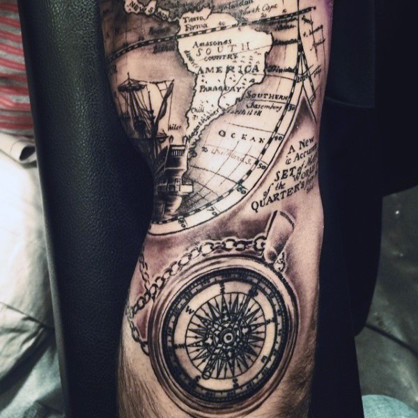 Tatuaje en el brazo, mapa del mundo con barco y compás, diseño hermoso