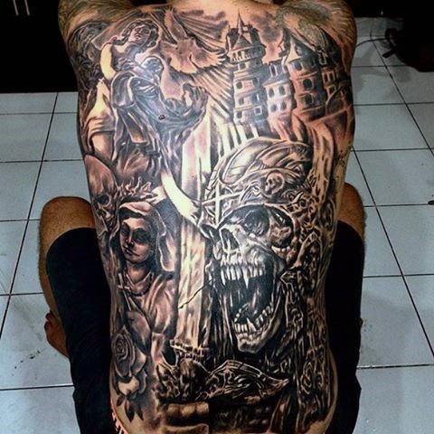 Herrliche schwarze und weiße verschiedene Monster mit Schloss Tattoo am ganzen Rücken