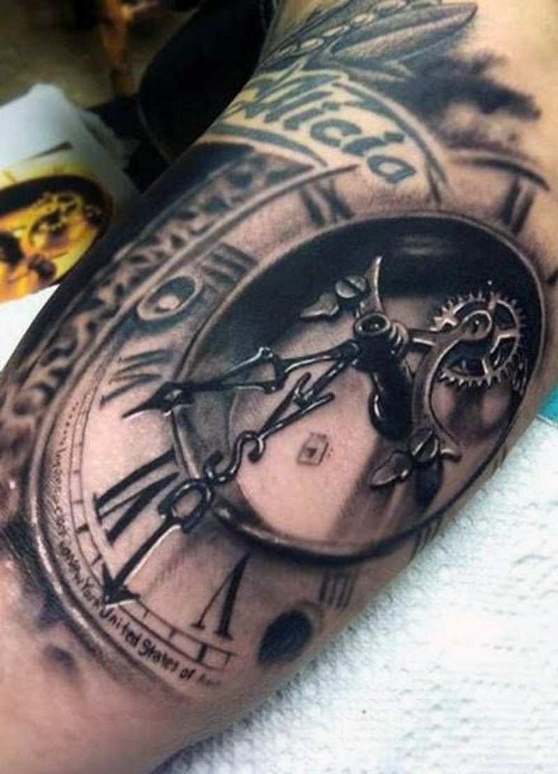 bellissima nero e bianco dettagliato realistico antico orologio meccanico tatuaggio su braccio