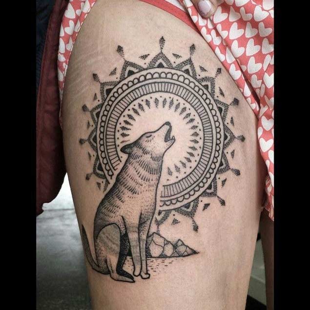 Herrlicher schwarzer detaillierter einsamer Wolf Tattoo am Oberschenkel mit Tribal Mond