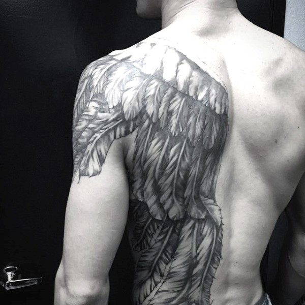 Tatuaje en la espalda,
ala masiva excelente, colores negro blanco