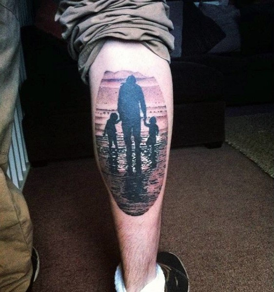 Tatuaje en la pierna, padre con hijos en el lago