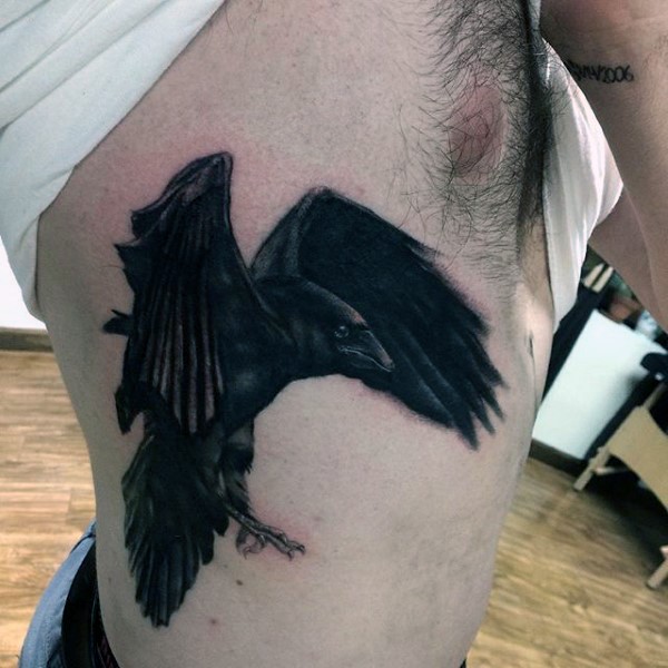 Tatuaje en el costado,
cuervo negro oscuro que caza