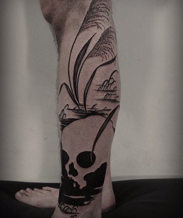 Tatuaje en la pierna, cráneo humano en pantano, tinta negra