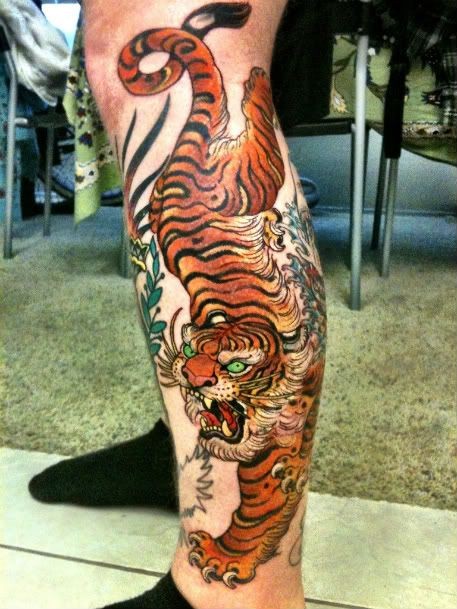 Tatuaje en la pierna, tigre asiático furioso estupendo