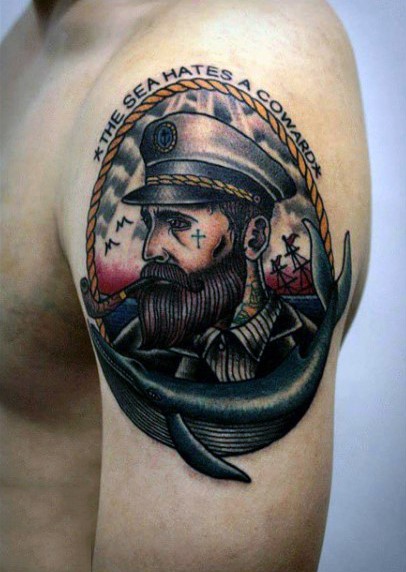 Wunderschöner farbiger alter rauchender Seemann mit Schriftzug und Wal Tattoo am Oberarm