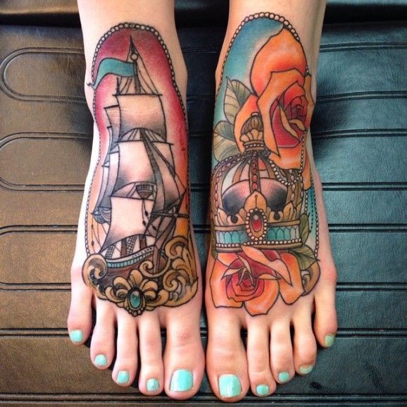 Tatuaje  neotradicional de barco y corona en los pies