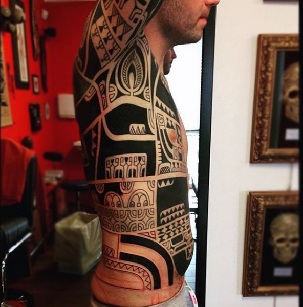 Wunderschönes Design schwarze und weiße polynesische Verzierungen Tattoo an der Brust