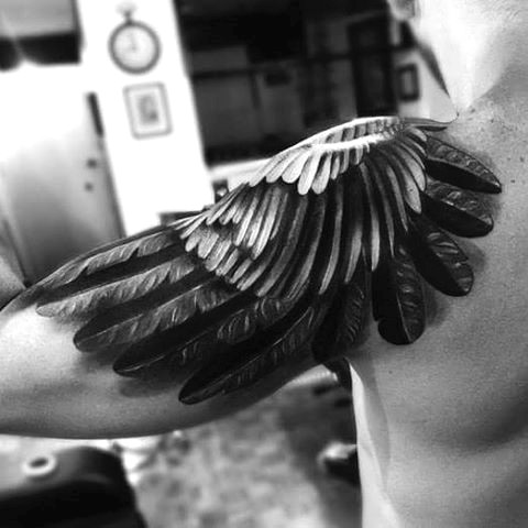 Tatuaje de  ala impresionante en el hombro