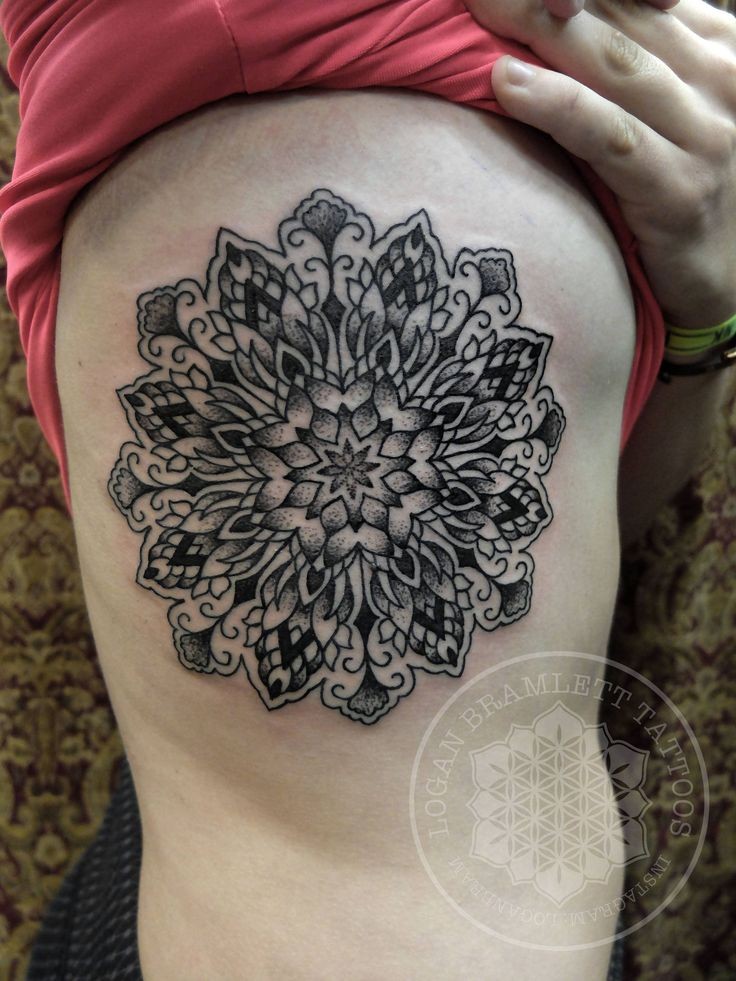 Herrliches detailliertes schwarzes Seite Tattoo mit schöner Blume