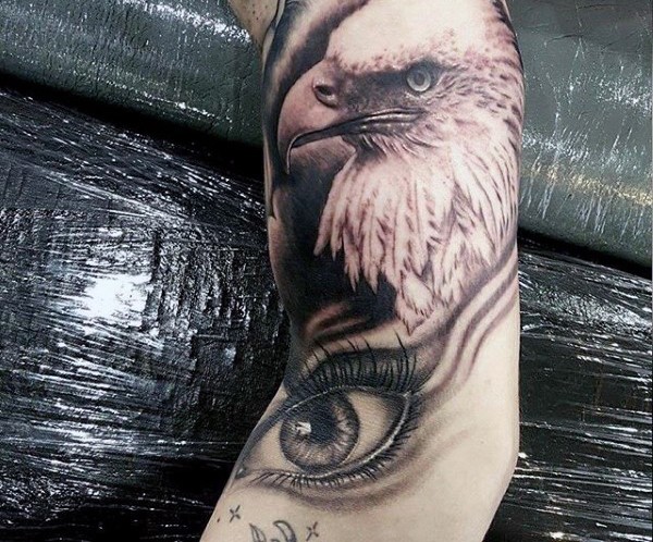 Tatuaje en el brazo,
águila americana muy realista y ojo de mujer