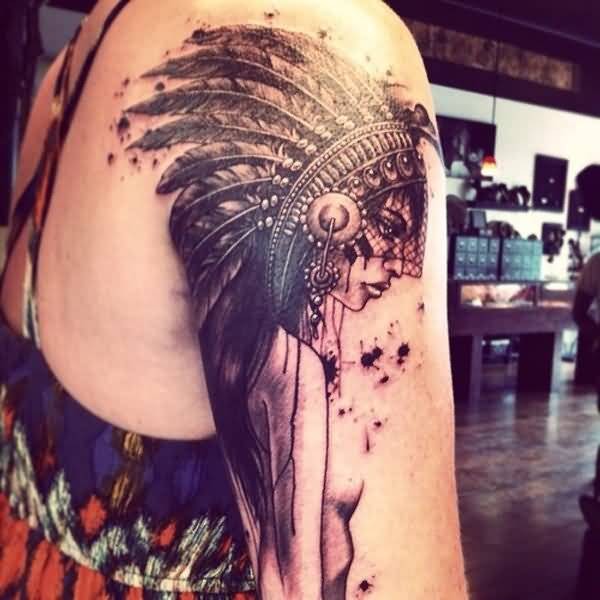 Tatuaje en el brazo, mujer india linda detallada