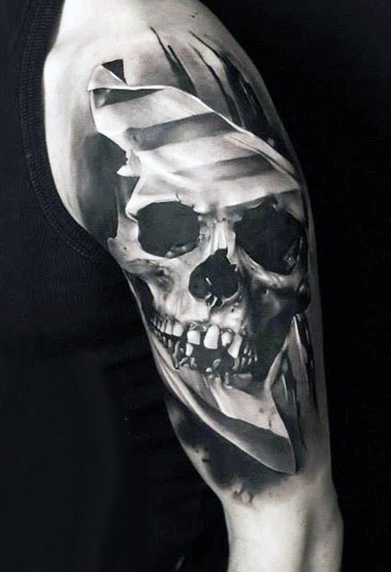Tatuaje en el brazo, cráneo viejo y cristal roto