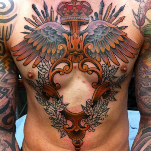 Herrliches im illustrativen Stil farbiges Brust Tattoo von Porträtrahmen mit Flügeln und Krone