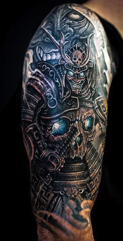 Tatuaje en el brazo,
samurái impresionante detallado con cráneo en el vientre