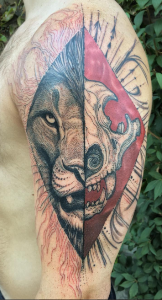 Lindo olhar colorido tatuagem braço do leão que ruge com crânio