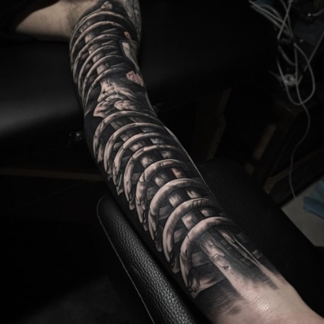 Tatuaje en el brazo completo, idea fascinante de huesos interesantes