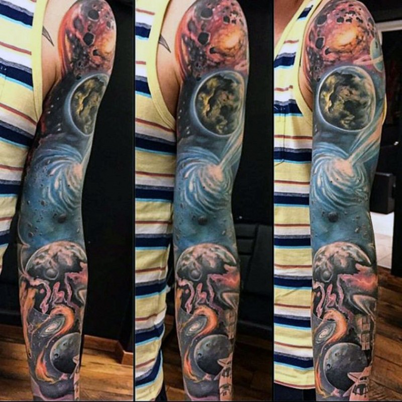 Tatuaje en el brazo, cosmos profundo con planetas diferentes